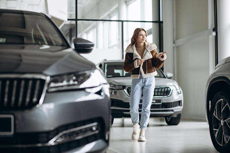 Файл:Woman-bying-car-car-showroom 732190-3925.jpg