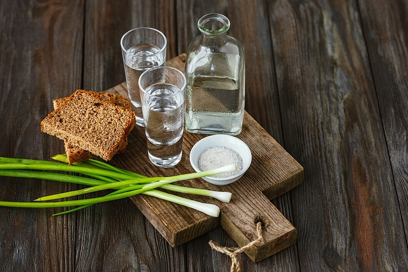 Файл:Vodka-traditional-snack-wooden-wall 155003-35137.jpg