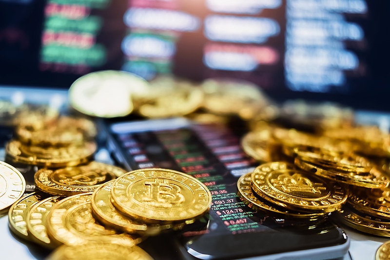 Файл:Bitcoin-cryptocurrency-tokens-blockchain-smartphone-quotes-trade-invest-getty.jpg