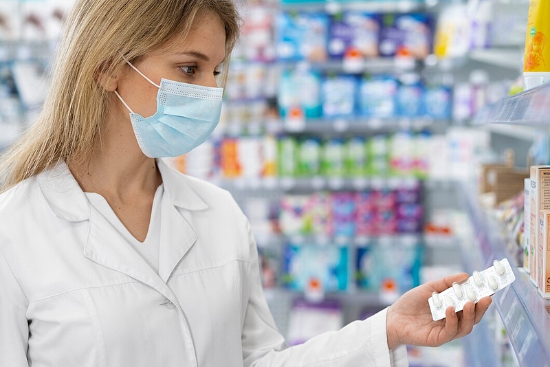 Файл:Side-view-pharmacist-work 23-2150348217.jpg